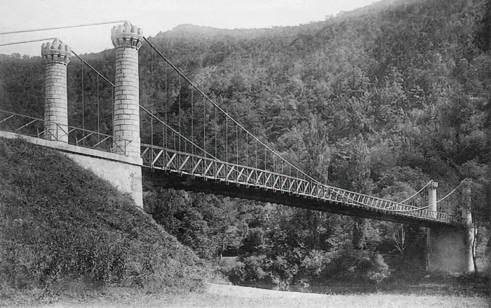 [Le pont suspendu]